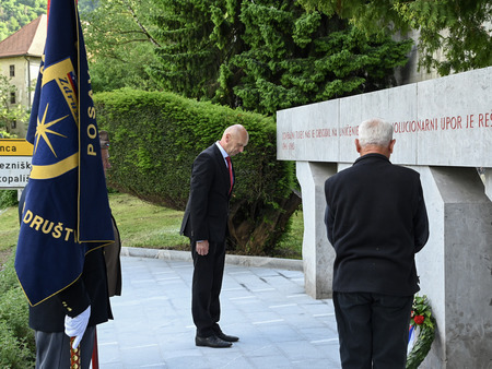 V Brestanici položili venec ob obnovljen spomenik NOB in izgnancem