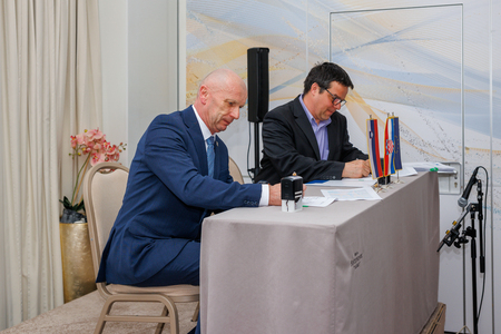 Župan Janez Kerin podpisal pogodbo za projekt Let it BEE / Foto: Gasilska zveza Črnomelj