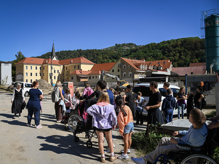 Gibalno ovirani skozi mesto in na ogled gradbišča nove šole