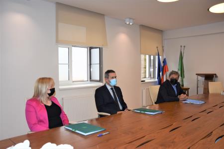 Podpisniki direktorica AGM Nemec Maja Gerčer Špitalar, župan mag. Miran Stanko in predsednik uprave Kostaka Miljenko Muha