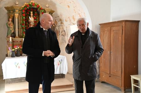 Župan Janez Kerin in podboški duhovnik France Novak