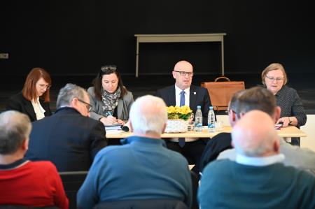 Srečanje občinske uprave s predstavniki krajevnih skupnosti in mestnih četrti