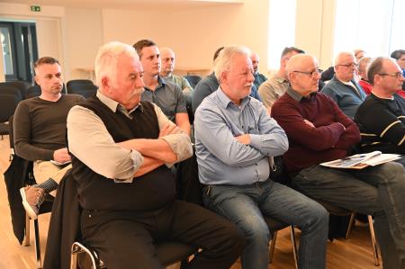 Srečanje občinske uprave s predstavniki krajevnih skupnosti in mestnih četrti