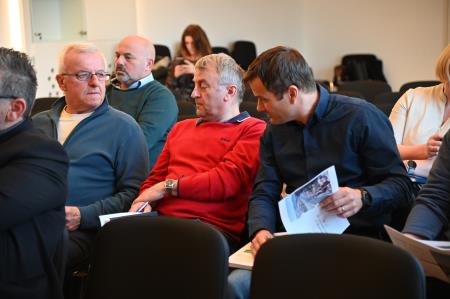 Srečanje občinske uprave s predstavniki krajevnih skupnosti in mestnih četrti