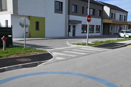 Klančine pri podružnični šoli Veliki Podlog