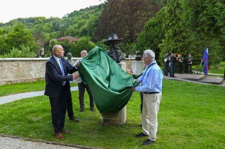 Odkritje kipa dr. Janeza Mencingerja