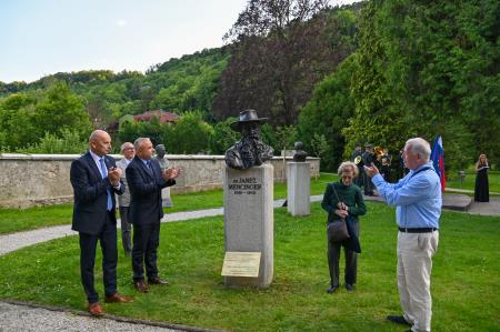 Odkritje kipa dr. Janeza Mencingerja