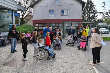 Gibalno ovirani skozi mesto 