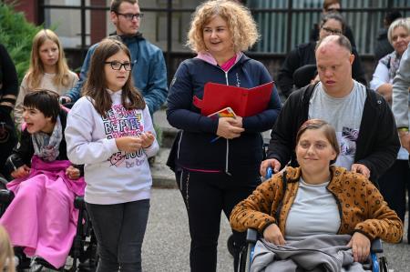 Gibalno ovirani skozi mesto 