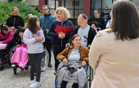 Gibalno ovirani skozi mesto 