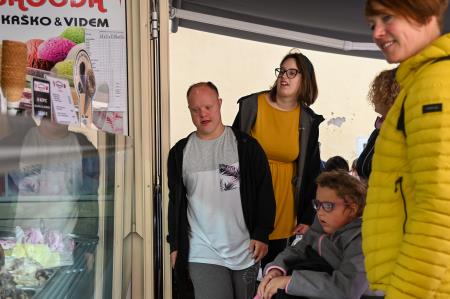 Gibalno ovirani skozi mesto 