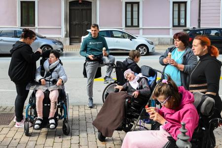 Gibalno ovirani skozi mesto 