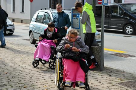 Gibalno ovirani skozi mesto 