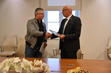 Podpis pogodbe za postavitev sončnih elektrarn na javnih objektih