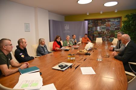 Podpis pogodbe za postavitev sončnih elektrarn na javnih objektih