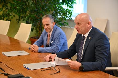 Podpis pogodbe za prenovo športnega igrišča pri Osnovni šoli Koprivnica