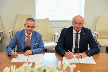 Podpis pogodbe za prenovo športnega igrišča pri Osnovni šoli Koprivnica