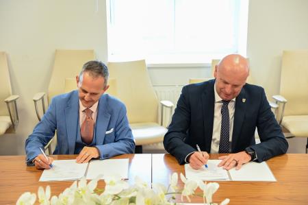 Podpis pogodbe za prenovo športnega igrišča pri Osnovni šoli Koprivnica