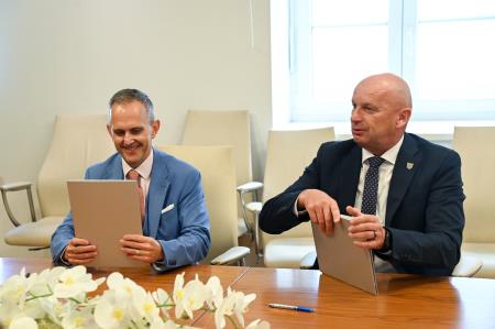 Podpis pogodbe za prenovo športnega igrišča pri Osnovni šoli Koprivnica