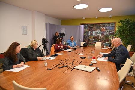 Novinarska konferenca - Praznični december