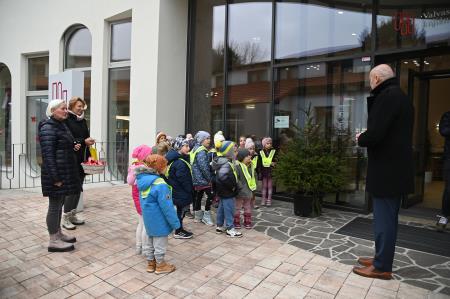 Otroci okrasili smrečice v starem mestnem jedru Krškega