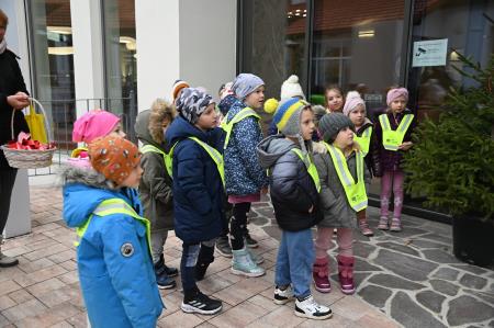 Otroci okrasili smrečice v starem mestnem jedru Krškega