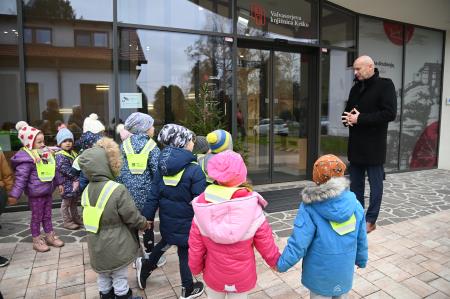 Otroci okrasili smrečice v starem mestnem jedru Krškega