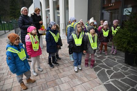 Otroci okrasili smrečice v starem mestnem jedru Krškega