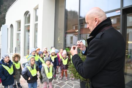 Otroci okrasili smrečice v starem mestnem jedru Krškega