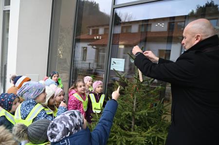 Otroci okrasili smrečice v starem mestnem jedru Krškega