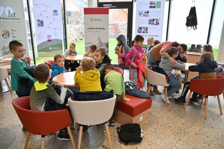 Otroci okrasili smrečice v starem mestnem jedru Krškega