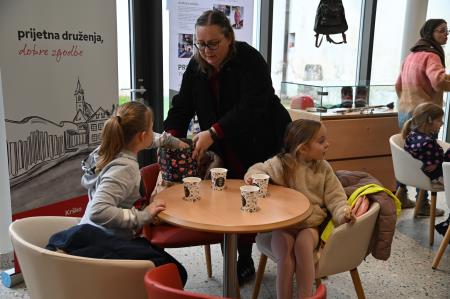 Otroci okrasili smrečice v starem mestnem jedru Krškega