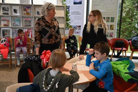 Otroci okrasili smrečice v starem mestnem jedru Krškega