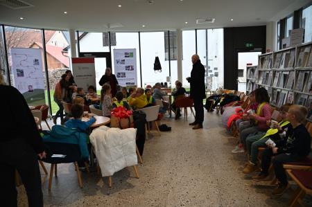 Otroci okrasili smrečice v starem mestnem jedru Krškega