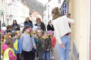 Deklica Sava raziskuje Neviodunum