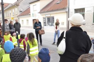 Deklica Sava raziskuje Neviodunum