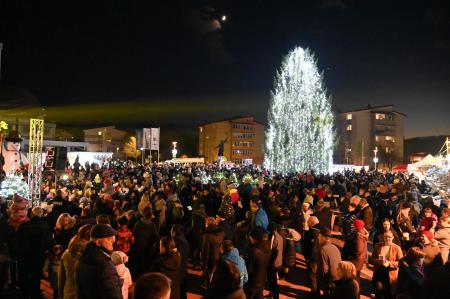 V Krškem prižgali praznične luči in osvetlili smreko na Trgu Matije Gubca