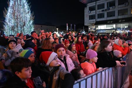 V Krškem prižgali praznične luči in osvetlili smreko na Trgu Matije Gubca