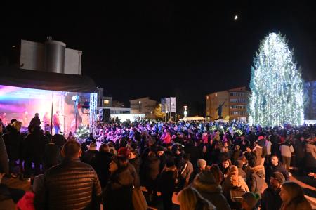 V Krškem prižgali praznične luči in osvetlili smreko na Trgu Matije Gubca