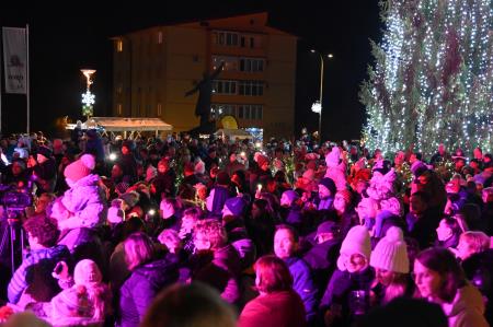 V Krškem prižgali praznične luči in osvetlili smreko na Trgu Matije Gubca