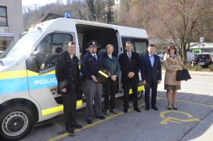 Župan občine Krško policijski postaji predal defibrilator