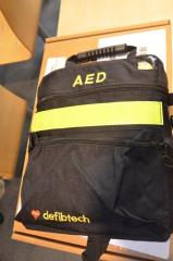 Župan občine Krško policijski postaji predal defibrilator