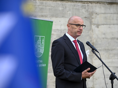 V Brestanici položili venec ob obnovljen spomenik NOB in izgnancem