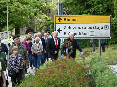 V Brestanici položili venec ob obnovljen spomenik NOB in izgnancem