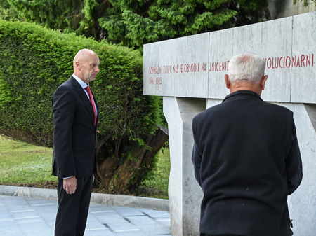 V Brestanici položili venec ob obnovljen spomenik NOB in izgnancem