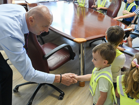 Otroci z vrtca v Dolenji vasi na obisku pri županu