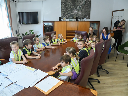 Otroci z vrtca v Dolenji vasi na obisku pri županu