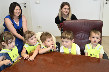 Otroci z vrtca v Dolenji vasi na obisku pri županu