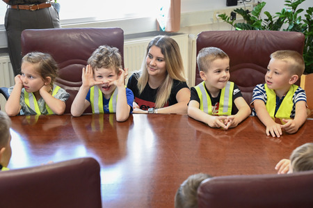 Otroci z vrtca v Dolenji vasi na obisku pri županu