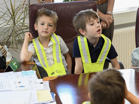 Otroci z vrtca v Dolenji vasi na obisku pri županu